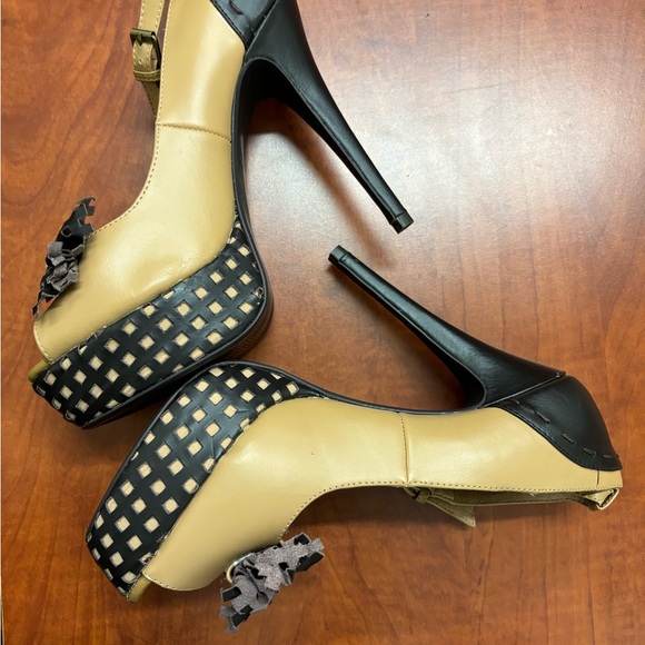 Two Lips retro style ankle strap platforms. - Picture 2 of 10
